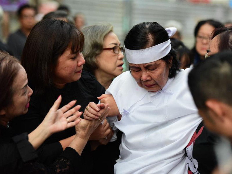 Người thân phải dìu vợ nghệ sĩ Chánh Tín.