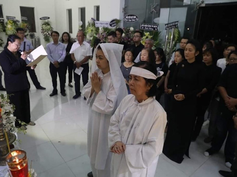 Bà Dương Cẩm Thúy- chủ tịch Hội điện ảnh TP.HCM đọc điếu văn tri ân cống hiến cho nghệ thuật của Chánh Tín.