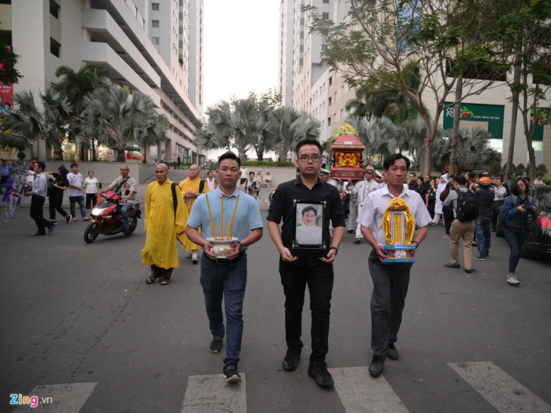 Theo thông báo từ trước đó, con trai của nam nghệ sĩ có mặt tại nghĩa trang để nhìn mặt cha lần cuối. Chia sẻ trên Zing, ca sĩ Bích Trâm cho biết, con trai định cư ở Canada 7 năm nay.