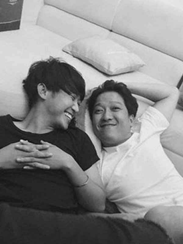 Quốc Bảo còn có mối quan hệ thân thiết với Trường Giang - người tình tin đồn một thời của Nam Em và hiện là ông xã của Nhã Phương.