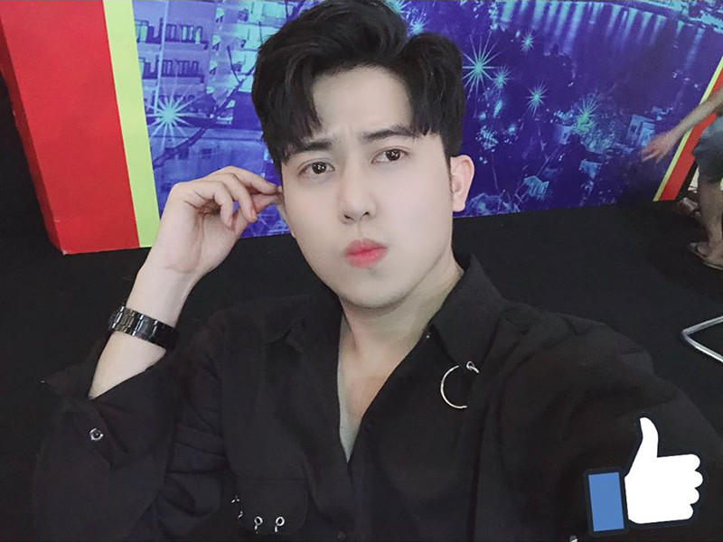 Quốc Bảo sinh năm 1993, là ca sĩ kiêm diễn viên, người mẫu, VJ.