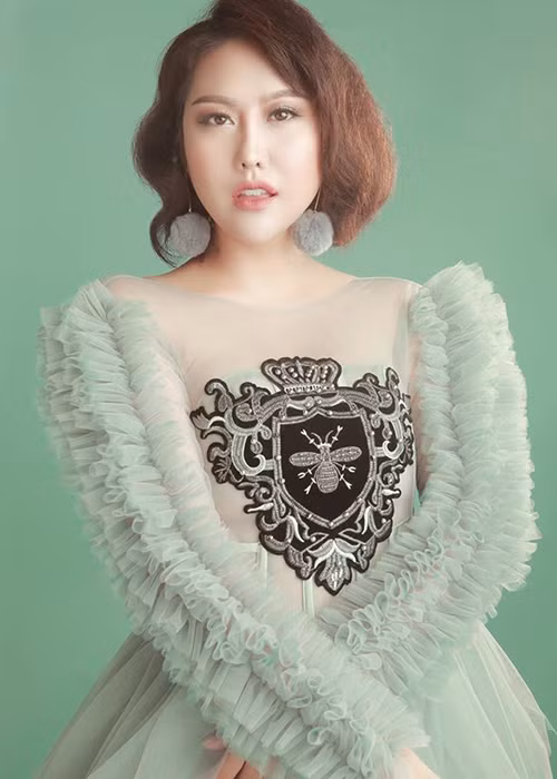 Hiện tại, nữ diễn viên 21 lần dao kéo tập trung cho công việc kinh doanh, ít tham gia các hoạt động nghệ thuật.