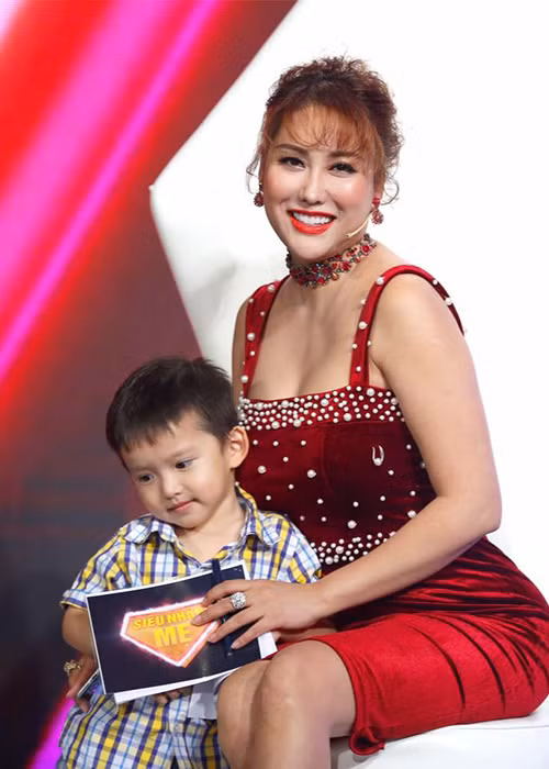 Không quá khó hiểu lý do Phi Thanh Vân được nhiều đại gia theo đuổi dù từng có 2 đời chồng và đang có 1 cậu con trai.