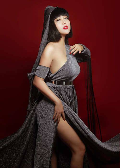 Ngoài vóc dáng gợi cảm, bà mẹ một con hiện tại còn thành công với hoạt động kinh doanh spa, mỹ phẩm.