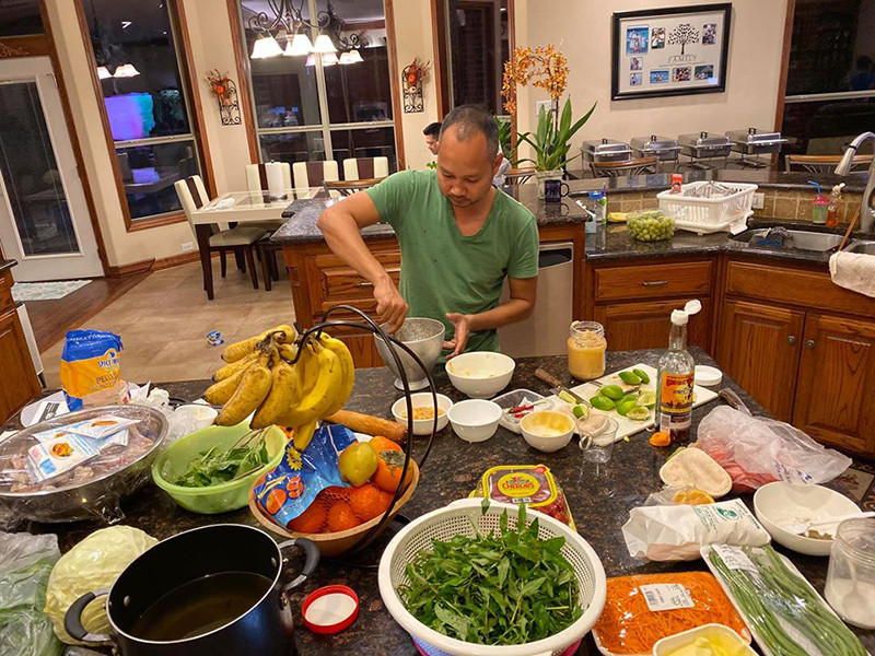 Ông xã Hồng Ngọc không chỉ là người chồng tâm lý mà còn đảm nhận vai trò quản lý để giúp đỡ vợ phát triển sự nghiệp ca hát tại hải ngoại.