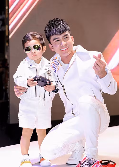 Vợ chồng Đan Trường sở hữu biệt thự như khách sạn 5 sao, xế hộp đắt tiền, chuỗi nhà hàng.