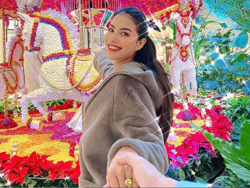 Sau khi sang Mỹ, Phạm Hương còn được bạn trai đại gia tặng nhiều đồ trang sức kim cương.