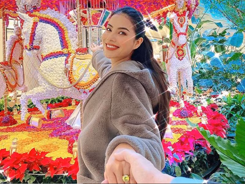 Sau khi sang Mỹ, Phạm Hương còn được bạn trai đại gia tặng nhiều đồ trang sức kim cương.