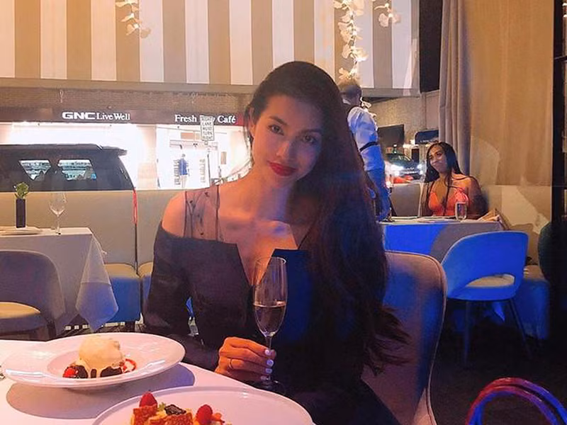 Người đẹp gốc Hải Phòng có cuộc sống vô cùng sang chảnh ở xứ cờ hoa. Cô đi xe hơi đắt đỏ, ở biệt thự, sở hữu tủ đồ hàng hiệu khủng.