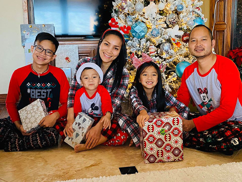 Sau khi sang Mỹ lập nghiệp, Hồng Ngọc quen và kết hôn cùng ông bầu Thomas Tâm Nguyễn. Từ đó, sự nghiệp của cô lên như diều gặp gió.