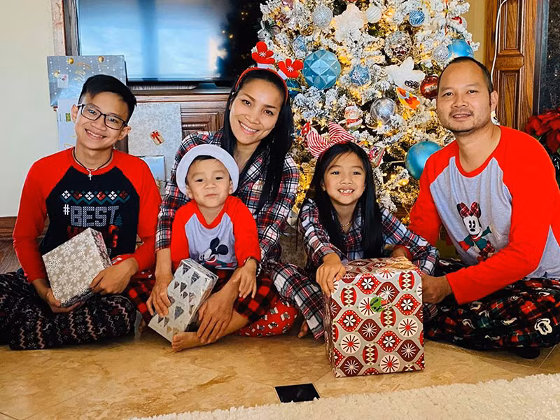 Sau khi sang Mỹ lập nghiệp, Hồng Ngọc quen và kết hôn cùng ông bầu Thomas Tâm Nguyễn. Từ đó, sự nghiệp của cô lên như diều gặp gió.