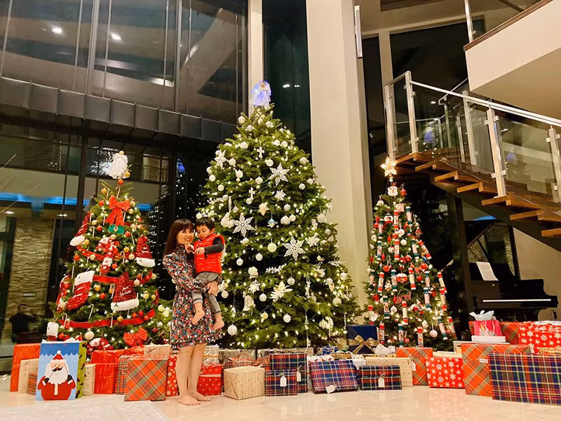 Cuộc sống của Đan Trường bên bà xã Thủy Tiên và con trai cũng vô cùng xa hoa.