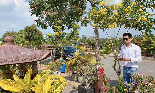 Xuc dong hinh anh Hong Van, Minh Luan vieng mo nghe si Anh Vu