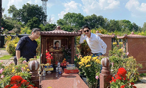 Xuc dong hinh anh Hong Van, Minh Luan vieng mo nghe si Anh Vu-Hinh-2