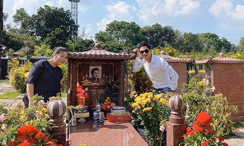 Xuc dong hinh anh Hong Van, Minh Luan vieng mo nghe si Anh Vu-Hinh-2