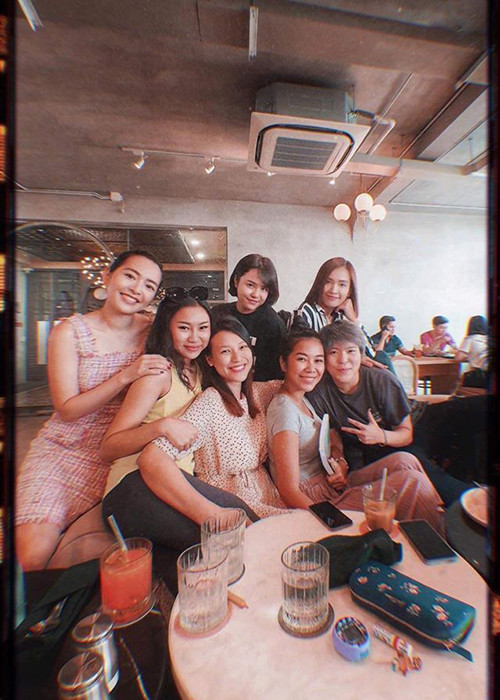 Hoàng Oanh vẫn thường xuyên tụ tập bạn bè sau khi lấy chồng.