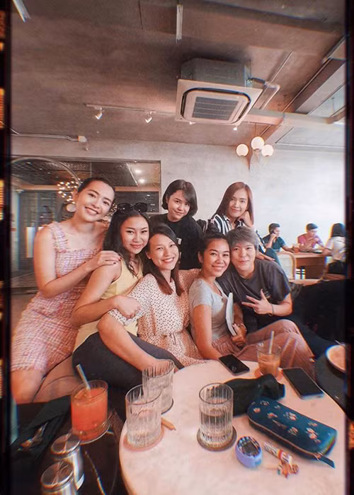 Hoàng Oanh vẫn thường xuyên tụ tập bạn bè sau khi lấy chồng.