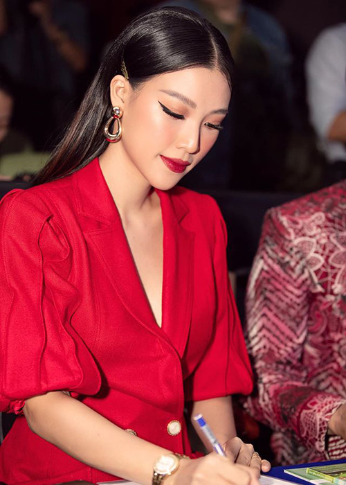 Đầu tháng 1/2020, Hoàng Oanh thừa nhận đang mang thai với chồng Tây sau một thời gian vướng nghi vấn bầu bí.