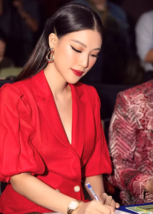 Đầu tháng 1/2020, Hoàng Oanh thừa nhận đang mang thai với chồng Tây sau một thời gian vướng nghi vấn bầu bí.