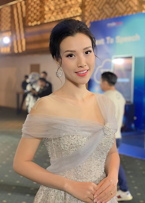 Thông tin Hoàng Oanh mang bầu khiến bạn bè, đồng nghiệp và người hâm mộ vô cùng vui mừng.