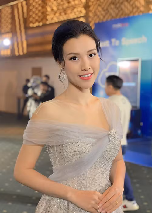 Thông tin Hoàng Oanh mang bầu khiến bạn bè, đồng nghiệp và người hâm mộ vô cùng vui mừng.