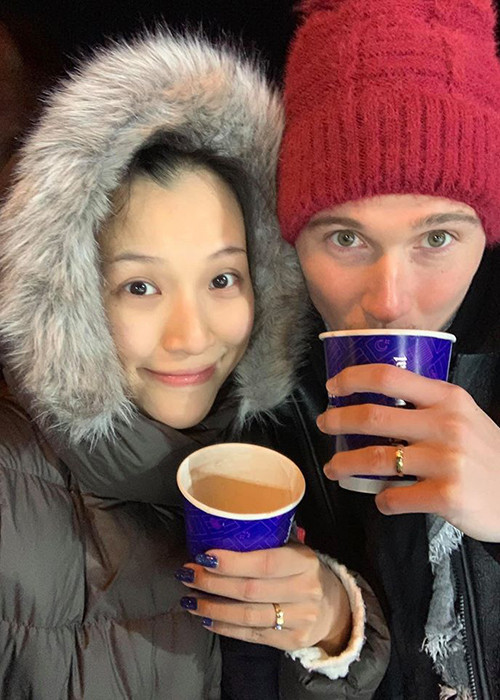 Hoàng Oanh cho biết, ông xã muốn sinh 6 đứa con và nếu có con gái, vợ chồng cô sẽ đặt tên con là Rose vì chồng cô là Jack (theo nhân vật trong phim Titanic).