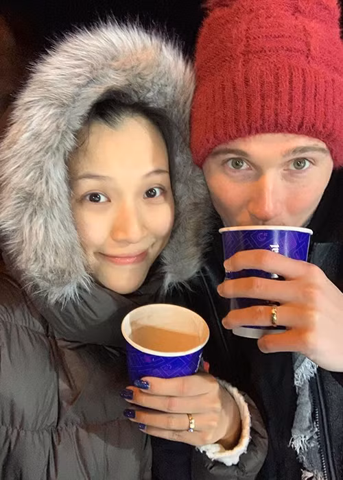 Hoàng Oanh cho biết, ông xã muốn sinh 6 đứa con và nếu có con gái, vợ chồng cô sẽ đặt tên con là Rose vì chồng cô là Jack (theo nhân vật trong phim Titanic).