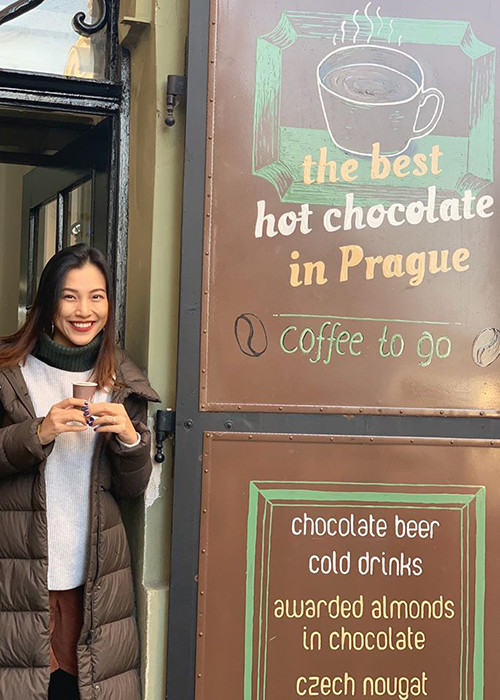 Nữ MC vẫn ở Việt Nam sinh sống và làm việc.