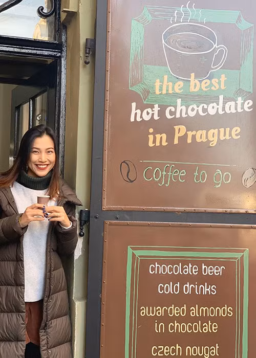 Nữ MC vẫn ở Việt Nam sinh sống và làm việc.