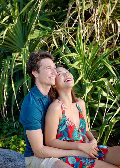 Trong những tháng đầu thai kỳ, Hoàng Oanh vẫn tràn đầy năng lượng làm việc.