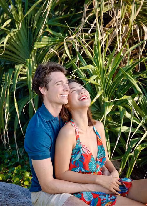 Trong những tháng đầu thai kỳ, Hoàng Oanh vẫn tràn đầy năng lượng làm việc.