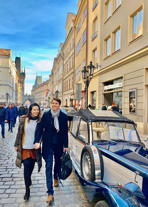 Chồng ngoại quốc của Hoàng Oanh hiện đi lại giữa Việt Nam và Singapore.