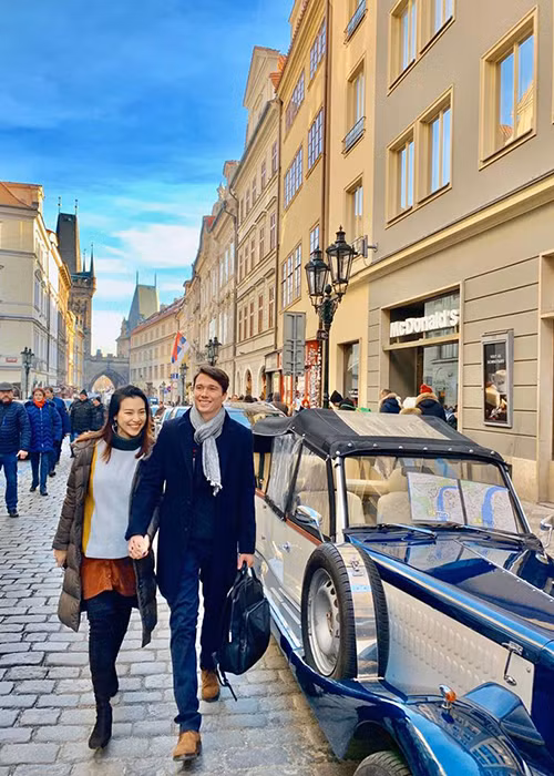 Chồng ngoại quốc của Hoàng Oanh hiện đi lại giữa Việt Nam và Singapore.