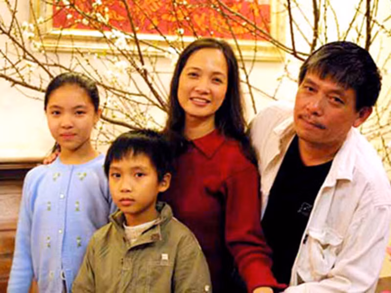 Sau khi kết hôn, Lê Khanh và đạo diễn Phạm Việt Thanh có chung với nhau con gái Lam Khê (sinh năm 1995) và con trai Gia Khanh (sinh năm 1997). Ảnh: Tri thức trẻ