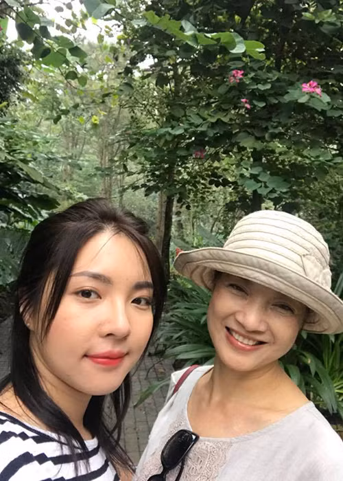 Nói về Lam Khê, NSND Lê Khanh từng chia sẻ rằng từ nhỏ con gái đã được cô quan tâm nhiều hơn so với em trai, đồ của Lam Khê cũng thường đắt ngang ngửa với mẹ. Ngoài ra, Lê Khanh còn cho biết, con gái có ảnh hưởng phần nào từ tính thẩm mỹ mà mẹ định hướng từ nhỏ.