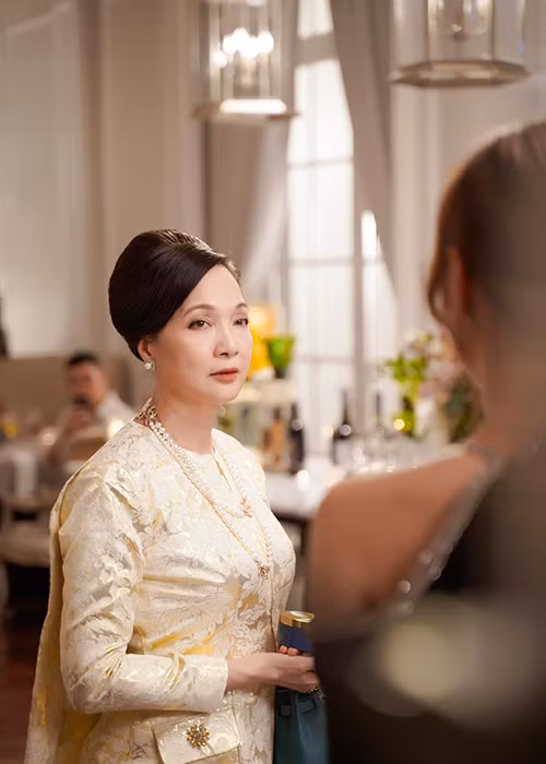 Trong "Gái già lắm chiêu 3", Lê Khanh vào vai Thái Tuyết Mai - nữ minh tinh màn bạc quy ẩn showbiz và mẹ chồng quyền lực, khó tính.