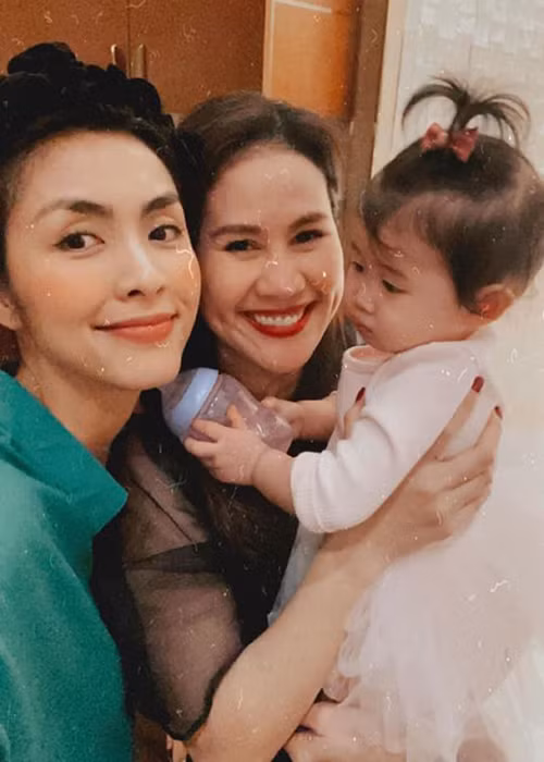 Tăng Thanh Hà gửi lời chúc mừng và gọi bé Hera là con gái yêu.
