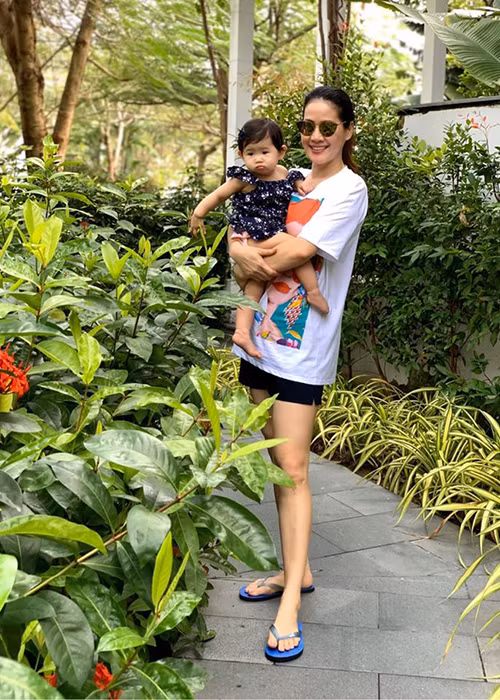 Sau khi con gái cứng cáp, nữ diễn viên nhanh chóng trở lại với công việc diễn xuất.