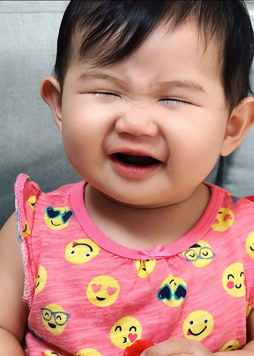 Ngay từ khi chào đời, con gái của Thân Thúy Hà đã có những biểu cảm vô cùng đáng yêu.