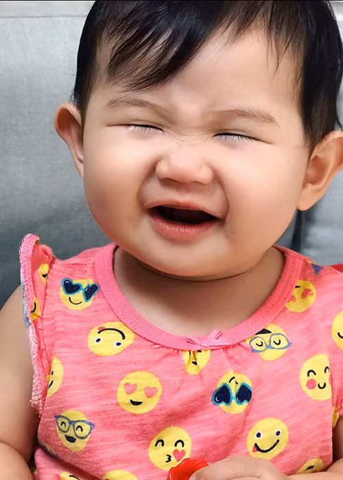 Ngay từ khi chào đời, con gái của Thân Thúy Hà đã có những biểu cảm vô cùng đáng yêu.