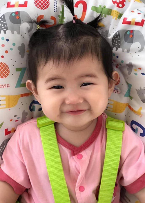 Khi con gái thường bị nhầm là con trai, Thân Thúy Hà đính chính một cách hài hước: "Đứa áo hồng người ta là bánh bèo chính hiệu, mấy cô, chú đừng có bình luận thằng nhóc đẹp trai quá mấy cô chú ơi, con là con gái xịn nha".