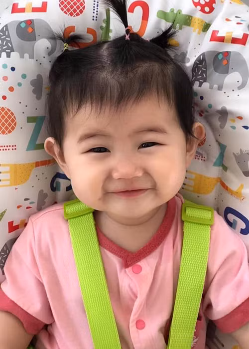 Khi con gái thường bị nhầm là con trai, Thân Thúy Hà đính chính một cách hài hước: "Đứa áo hồng người ta là bánh bèo chính hiệu, mấy cô, chú đừng có bình luận thằng nhóc đẹp trai quá mấy cô chú ơi, con là con gái xịn nha".