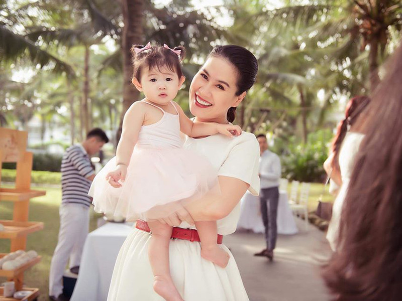 Thân Thúy Hà hạ sinh con gái khi đã ở độ tuổi 41.