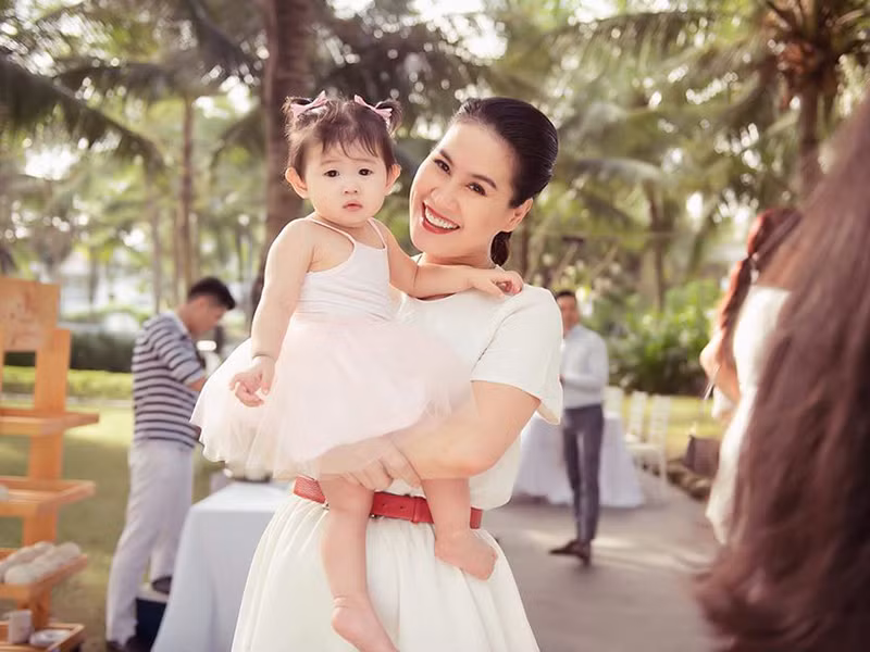 Thân Thúy Hà hạ sinh con gái khi đã ở độ tuổi 41.