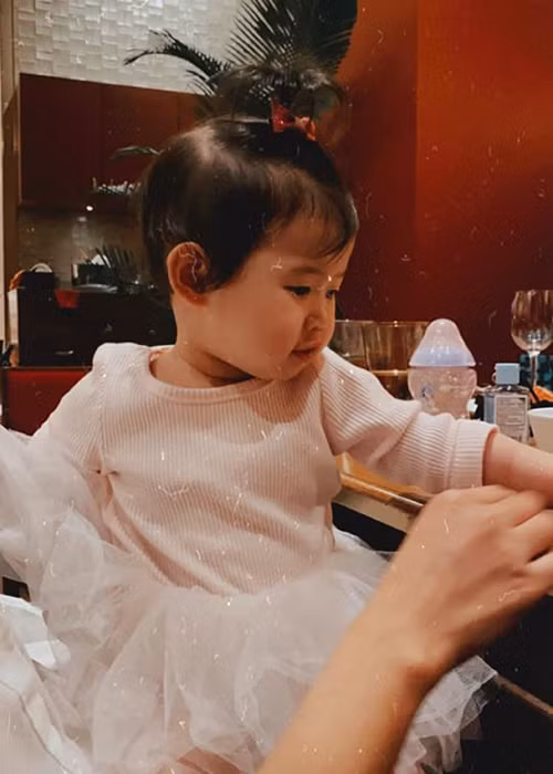 Luôn nhận được thắc mắc về bố của con gái, nữ diễn viên từng bày tỏ sự bức xúc.