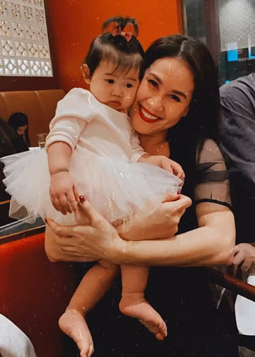 Than Thuy Ha mung sinh nhat con gai, van giau danh tinh nua kia