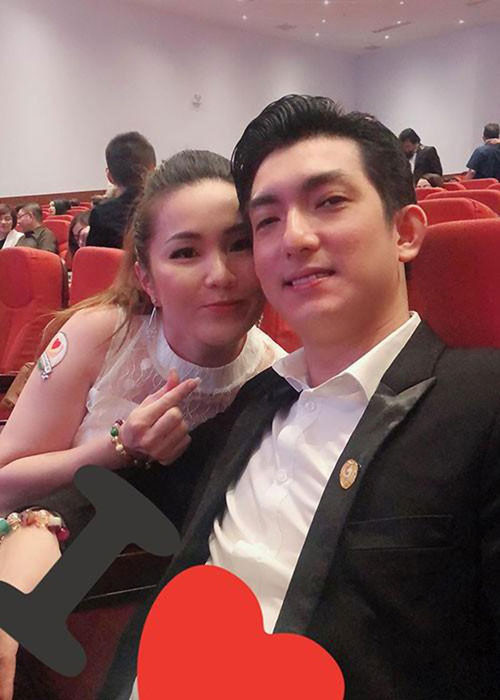 Khi Bảo Duy vướng nợ nần, Thúy Oanh vẫn sát cánh cùng anh.