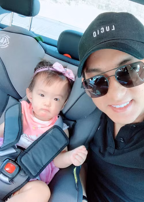  Chồng cũ của Phi Thanh Vân khoe ảnh bên con gái của anh và Thúy Oanh. Cô nhóc tên tiếng Anh là Emily Nguyễn, tiếng Việt là Nguyễn Bảo Thiên Kim.