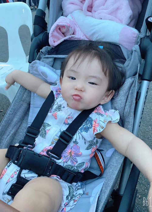 Bạn bè nhận xét bé Thiên Kim giống bố như tạc.