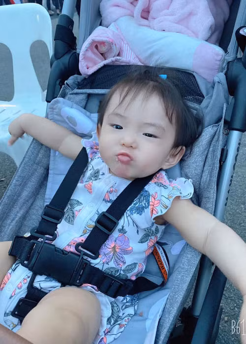 Bạn bè nhận xét bé Thiên Kim giống bố như tạc.